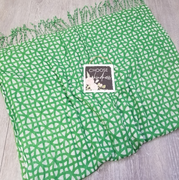 Green Spring scarf with fringe - Picture 5 of 7